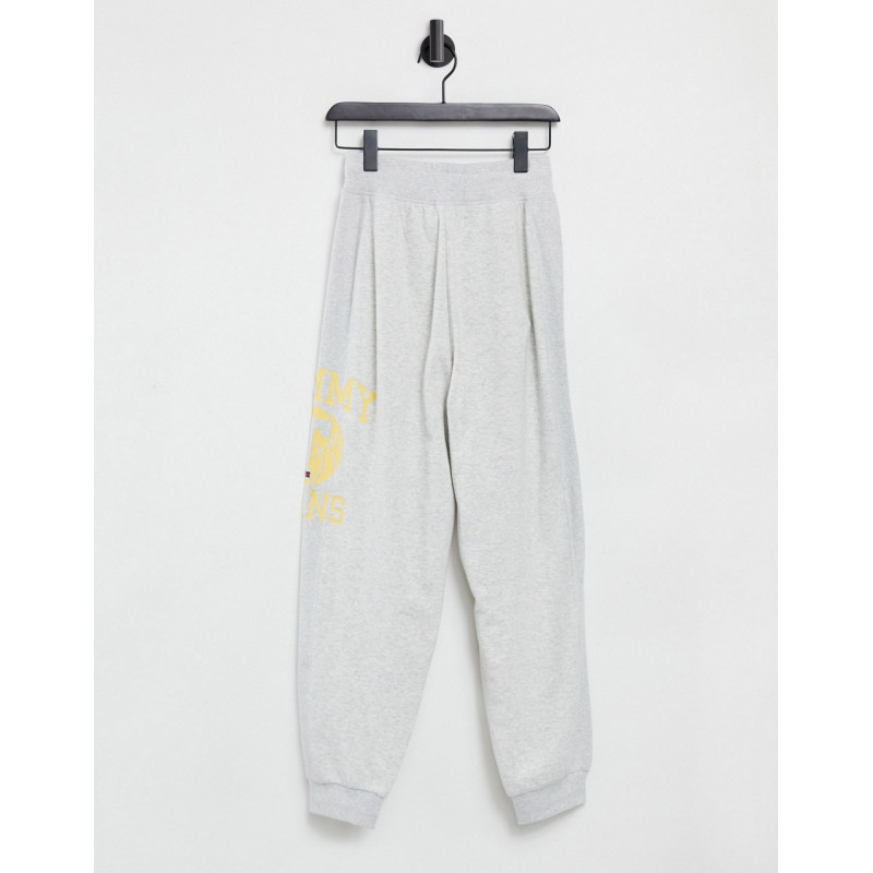 Tommy Jeans logo jogger in...