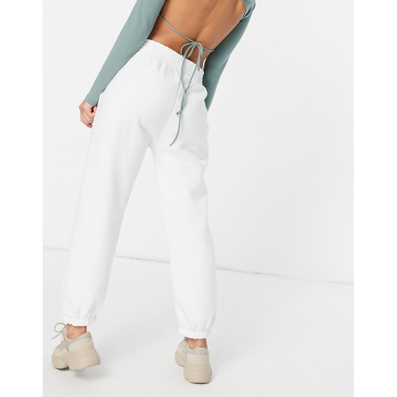 HIIT signature jogger in white