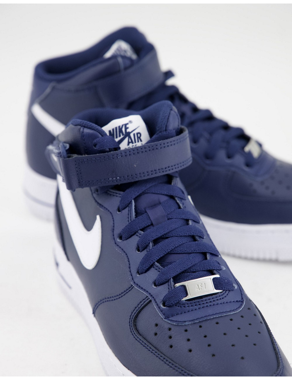 Nike Air Force 1 Mid in...
