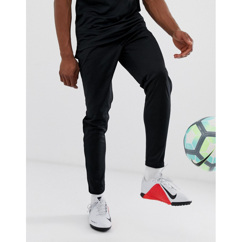 pollo residuo Nublado Nike Football academy tapered joggers in black