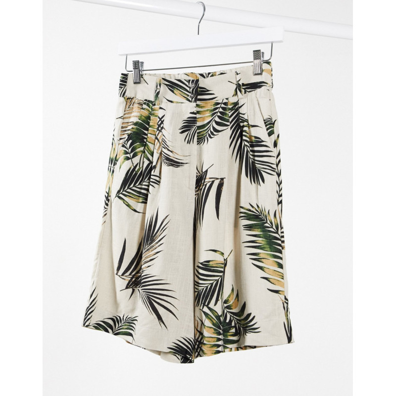 Object tailored city shorts...