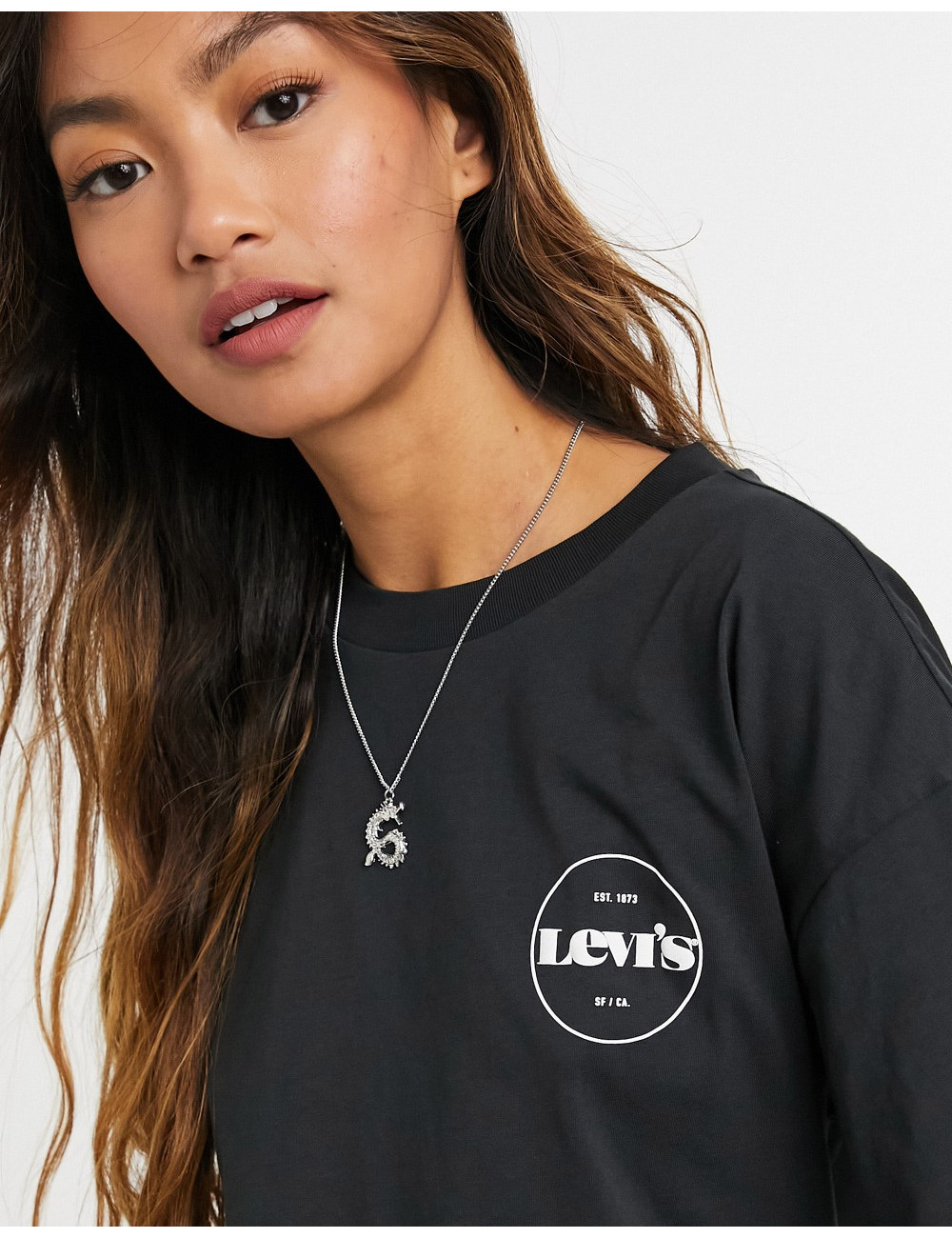 Levi's circle logo tee in...