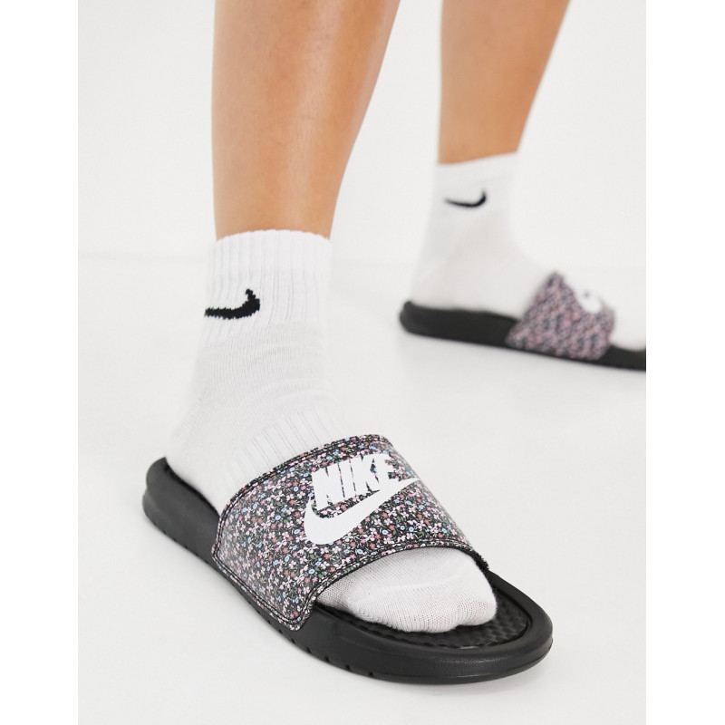 Nike Benassi Sliders in black
