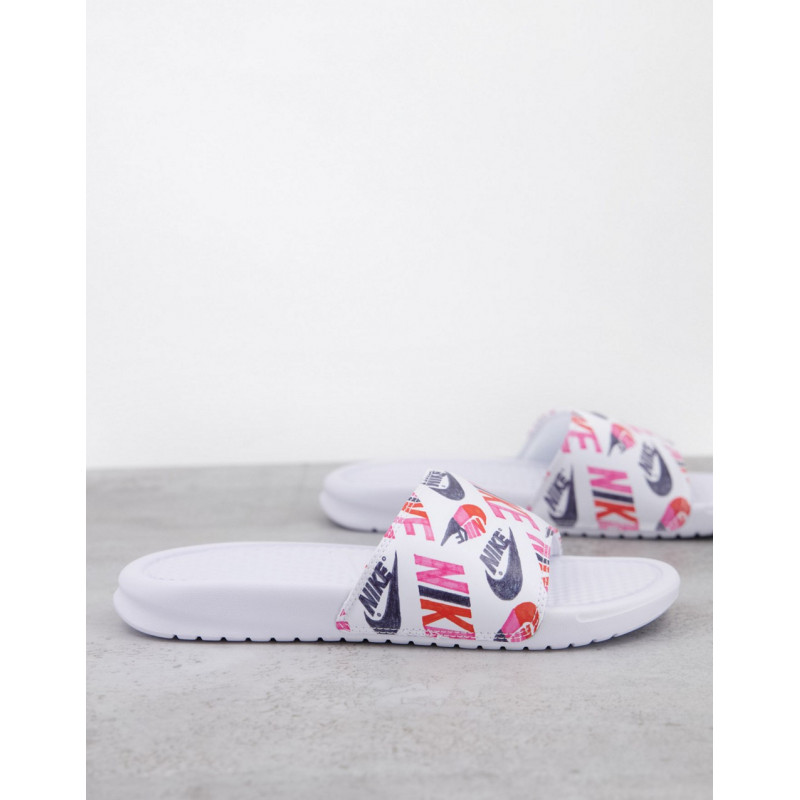 Nike Benassi Sliders in white