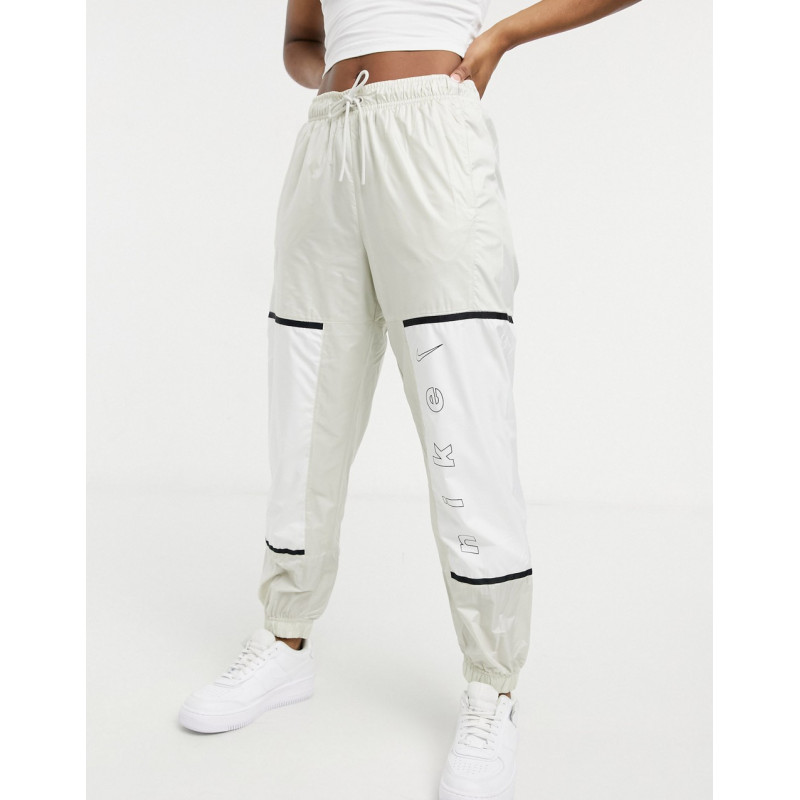 Nike joggers in white