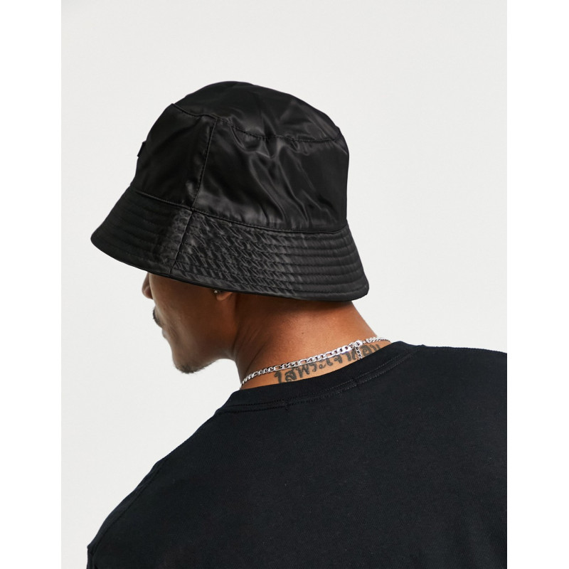 Mennace bucket hat in black...