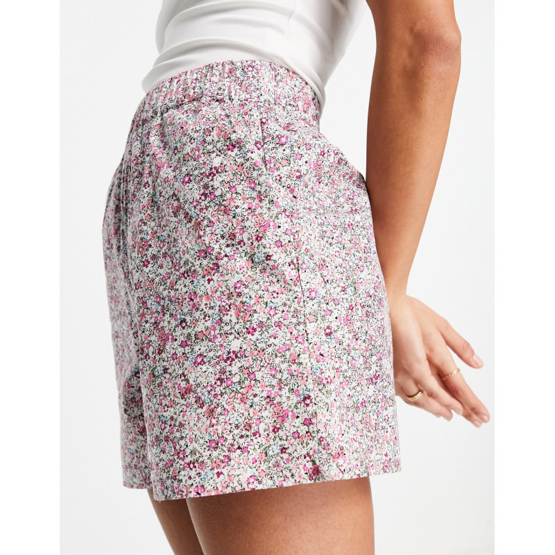 Vila shorts in ditsy floral