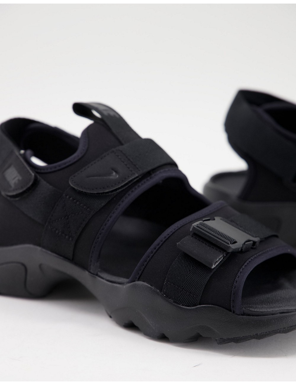 Nike Canyon sandal in black