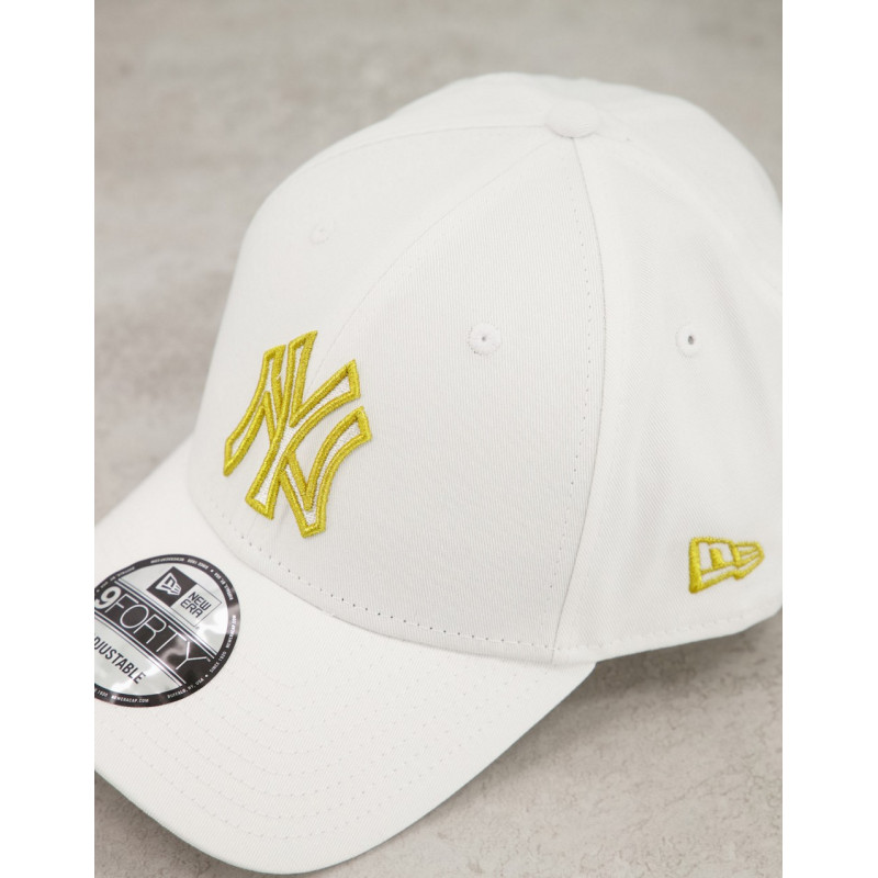 New Era 9FORTY with gold...