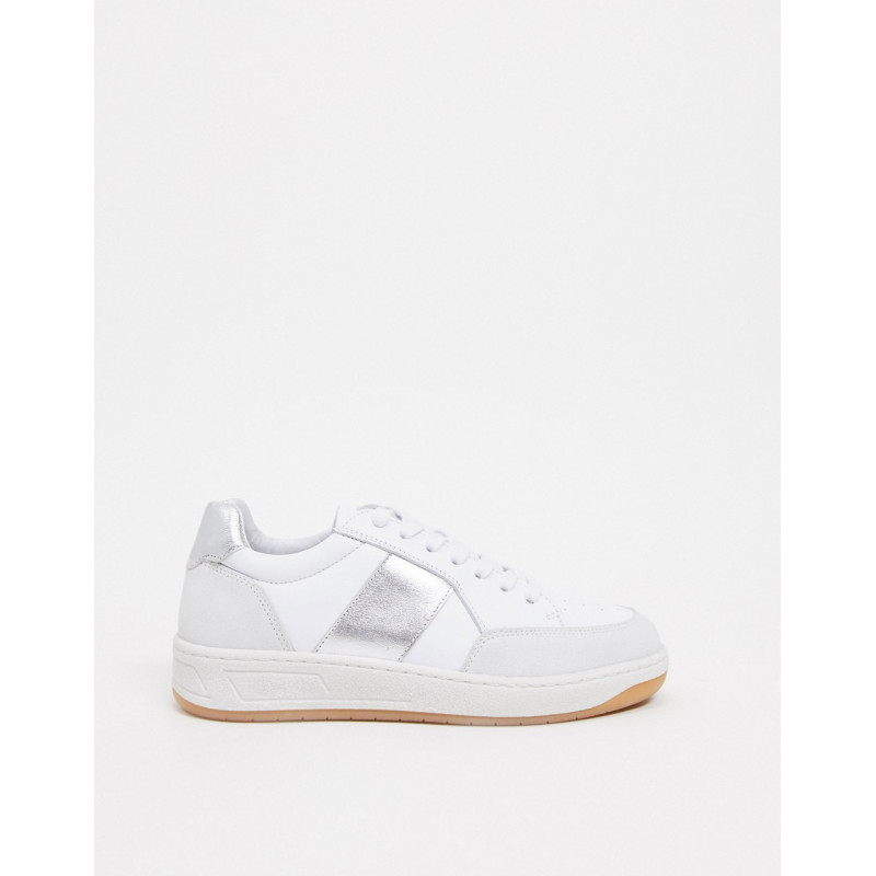 Whistles kew trainer with...