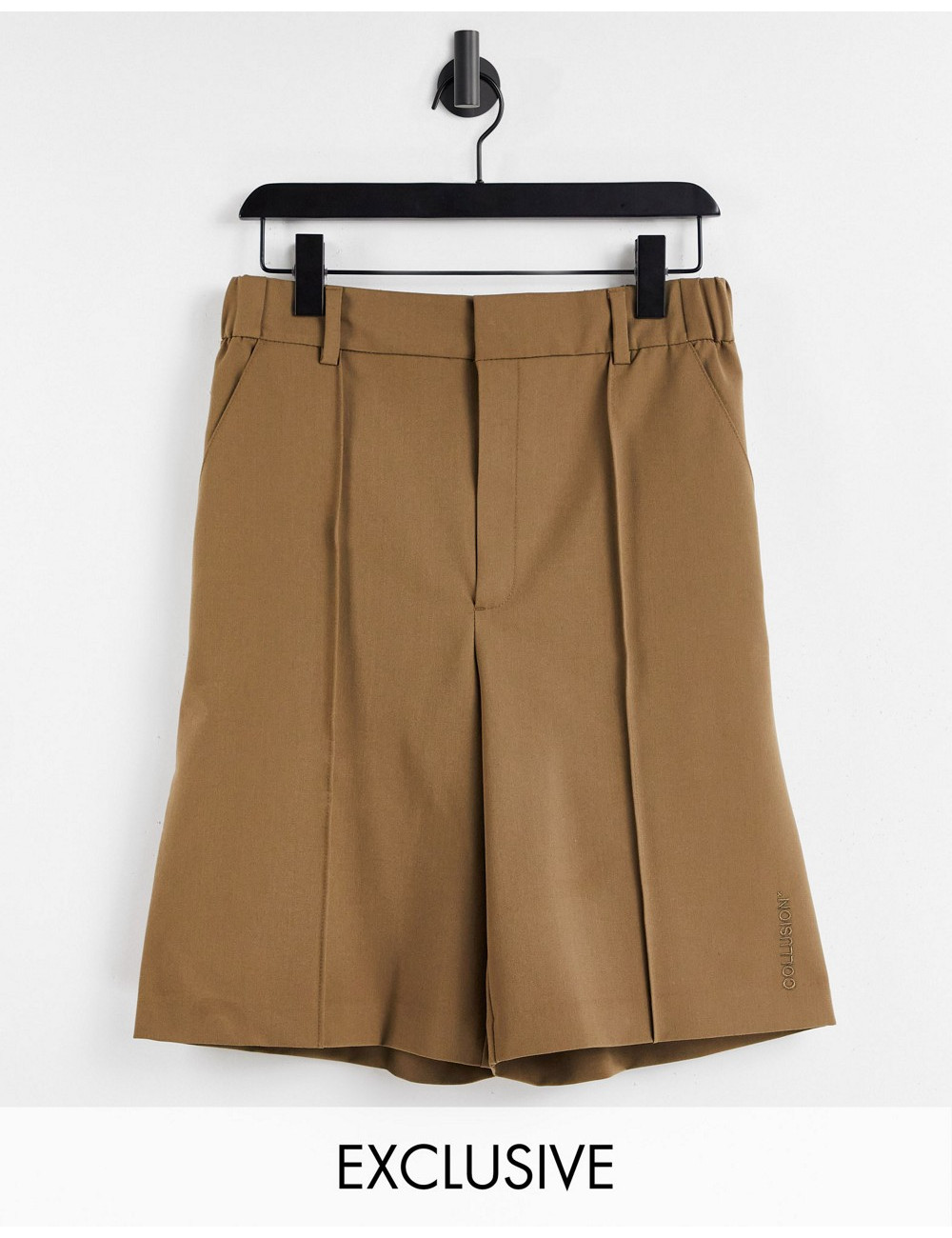 COLLUSION Unisex short in tan