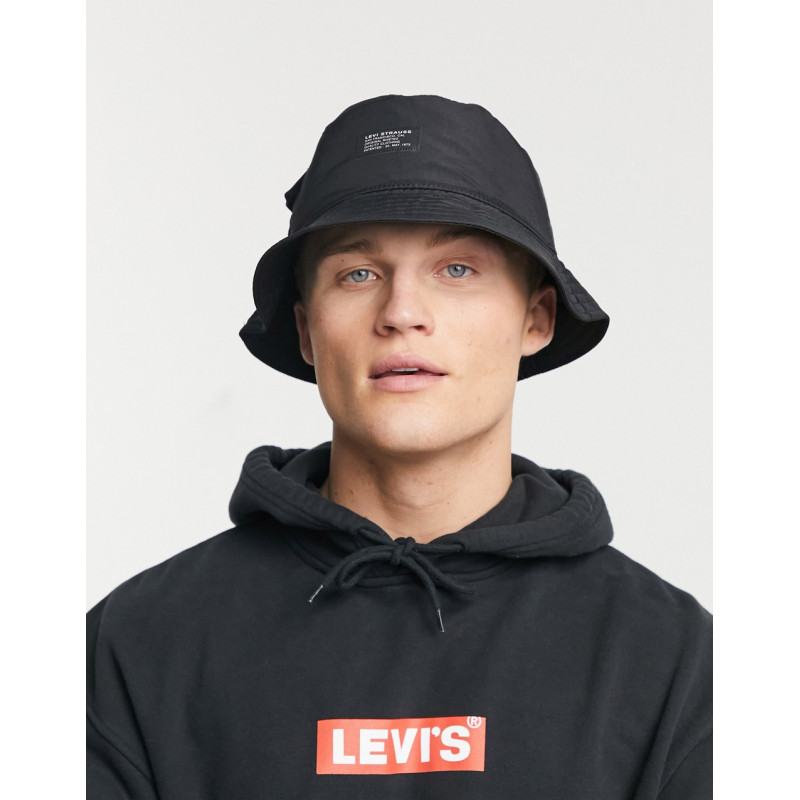 Levi's bucket hat in black...