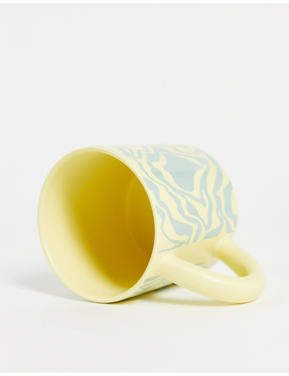 Monki Macy mug in marble print