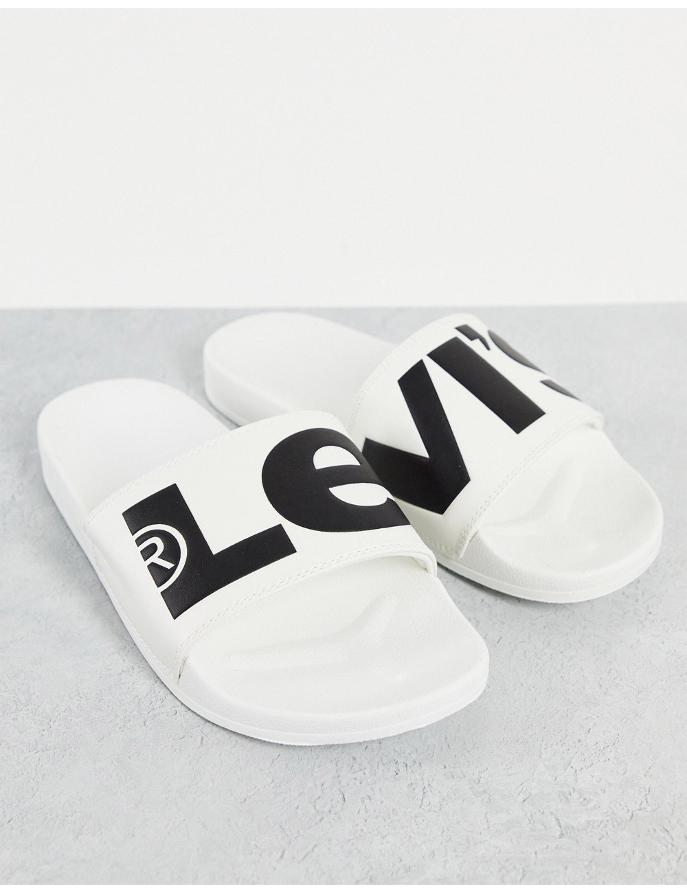 Levi's slider in white with...