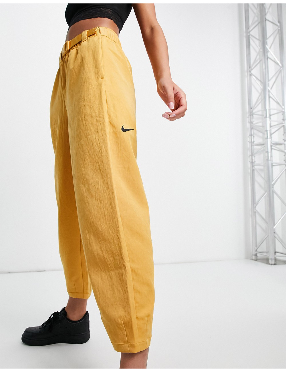 Nike woven trouser in gold...