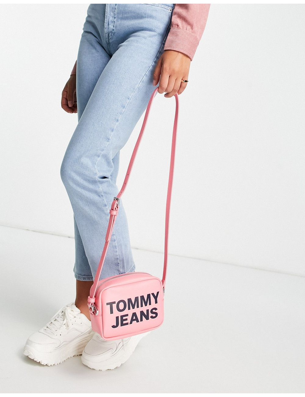 Tommy Jeans logo PU camera...