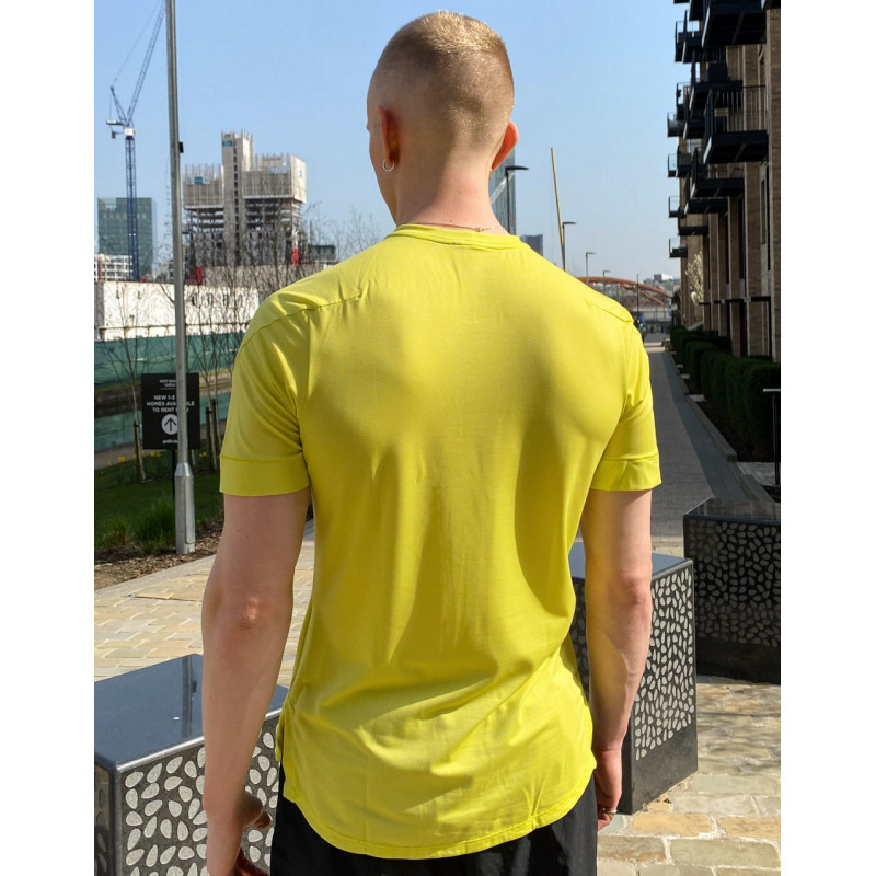 Nike Move Dry Top in Yellow