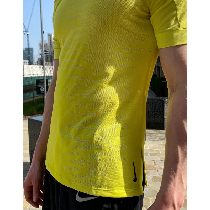 Nike Move Dry Top in Yellow