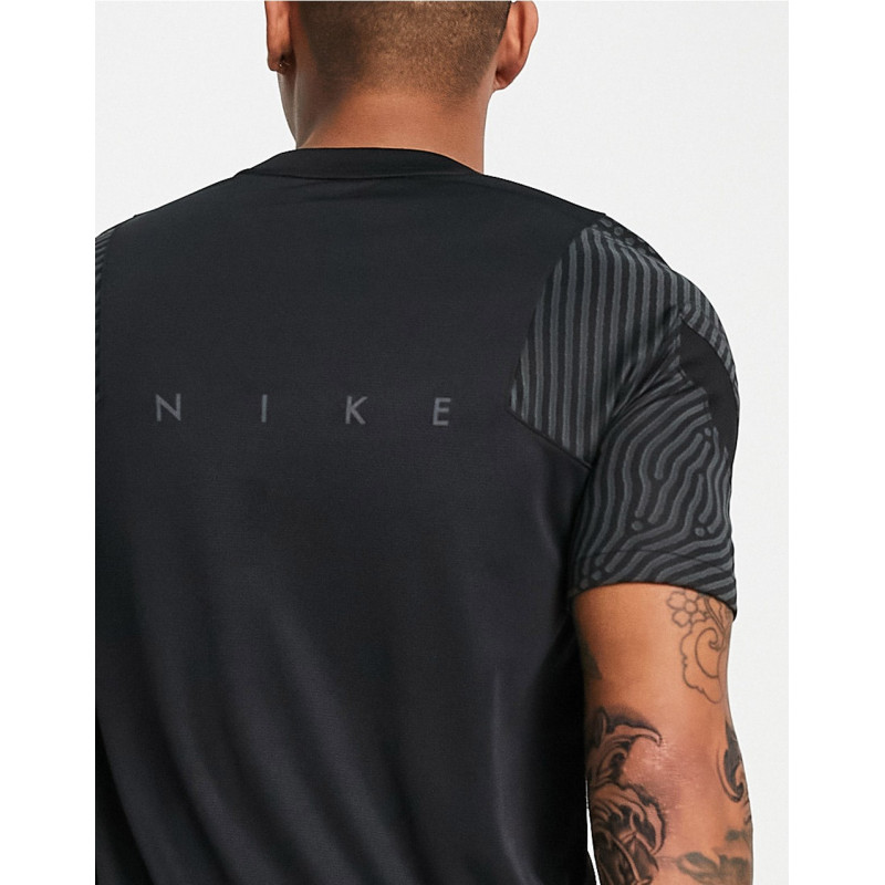 Nike Dri-FIT Strike t-shirt...